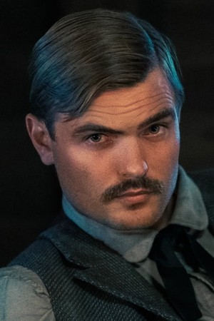Alex Roe