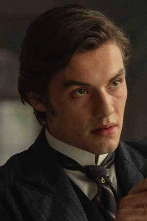 Louis Partridge